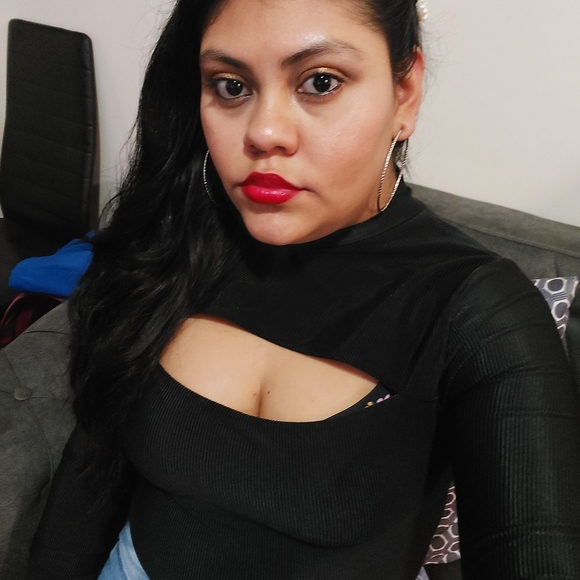 Profile Picture of Glendiis Lunaa (@glendisyes) on Poshmark