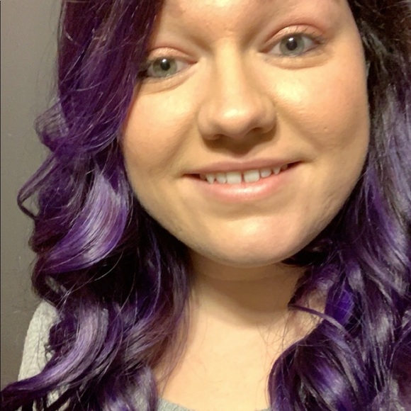 Profile Picture of Taylor Hale (@tay_hale) on Poshmark