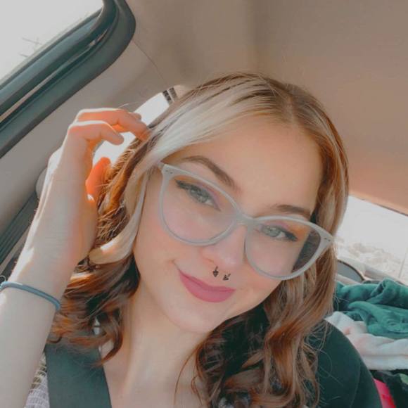 Profile Picture of Amberlee Wright (@amberlee1998) on Poshmark