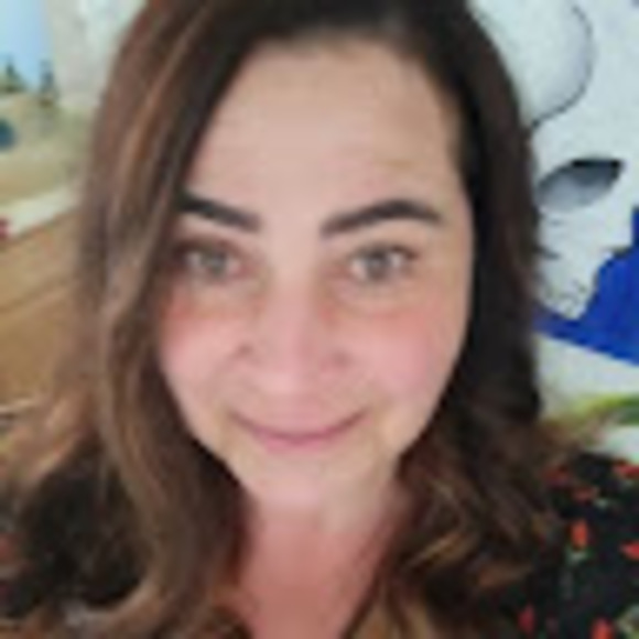 Profile Picture of Carrie Holwell (@carrieholwell) on Poshmark