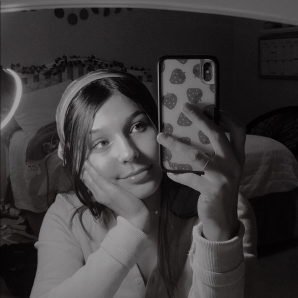 Profile Picture of Aslyn Carlesimo (@aslyncarlesimo) on Poshmark