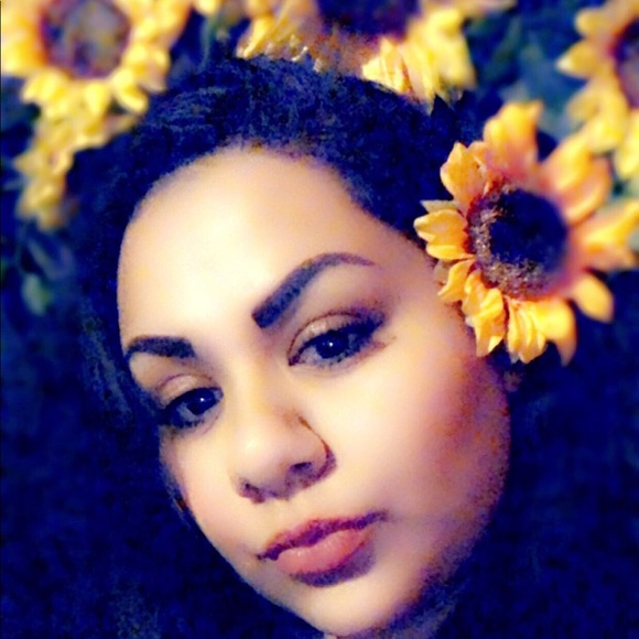 Profile Picture of Kimberly Corrales (@kimsoluna) on Poshmark