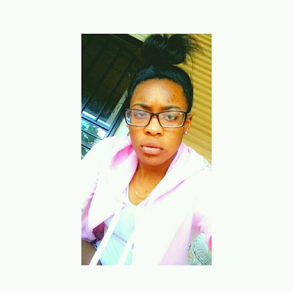 Profile Picture of Mckayla Harris (@mckaylaharris20) on Poshmark