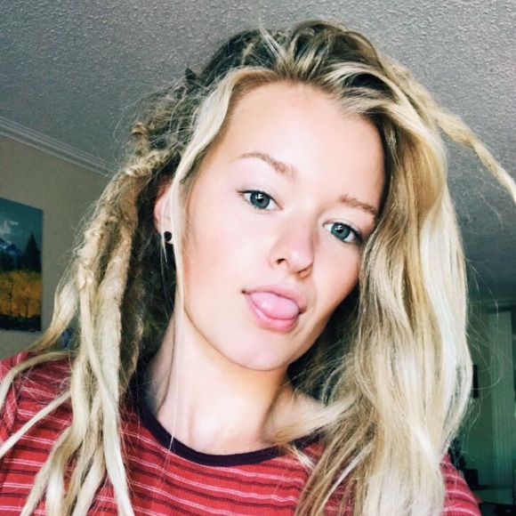 Profile Picture of Taylor Broesky (@taytaaaay) on Poshmark