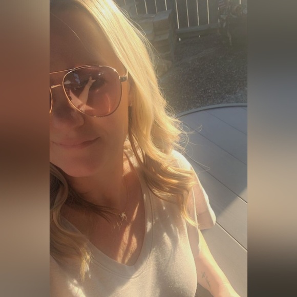 Profile Picture of Dawnmarie Ferro (@iredmarie) on Poshmark