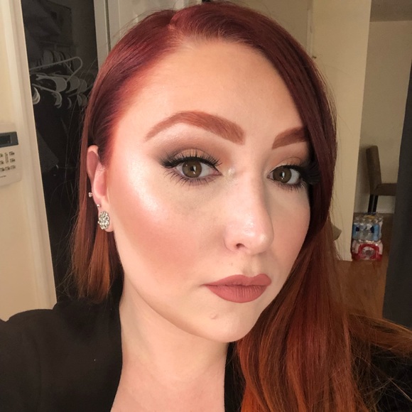 Profile Picture of Lauren Fogarty (@laurenlipstick) on Poshmark