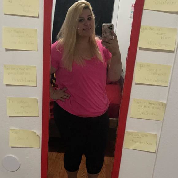 Profile Picture of Niki Selph (@nikiselph) on Poshmark