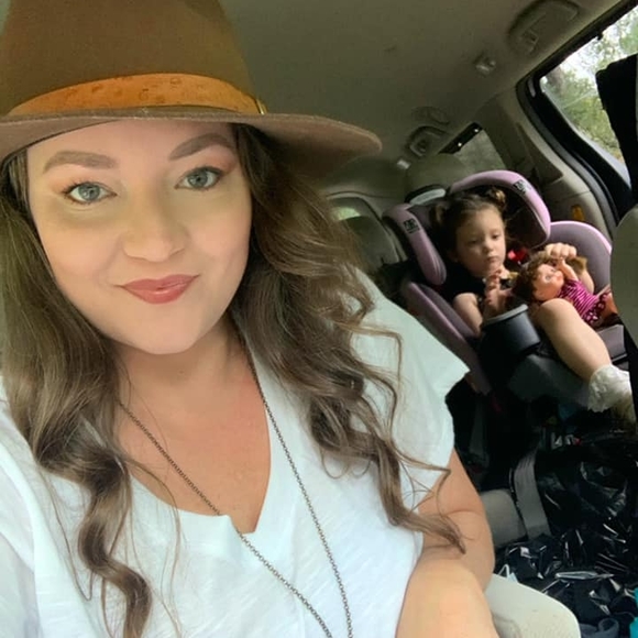 Profile Picture of Amanda wyers Sourvelis (@twinmarket17) on Poshmark