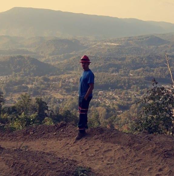 Profile Picture of Joseph Roark (@jroark1011) on Poshmark