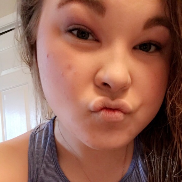 Profile Picture of Vioctoria Tipple (@victip18) on Poshmark