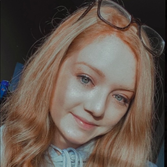 Profile Picture of Lindsay Alberts (@lindsayalberts) on Poshmark