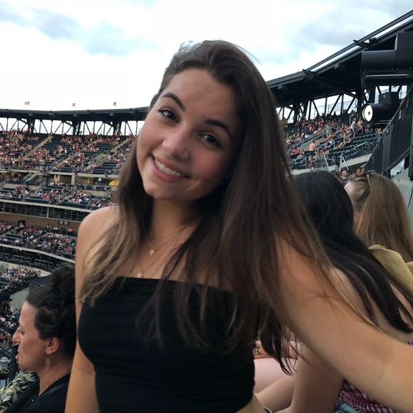 Profile Picture of Sara Altschuler (@saraalts) on Poshmark
