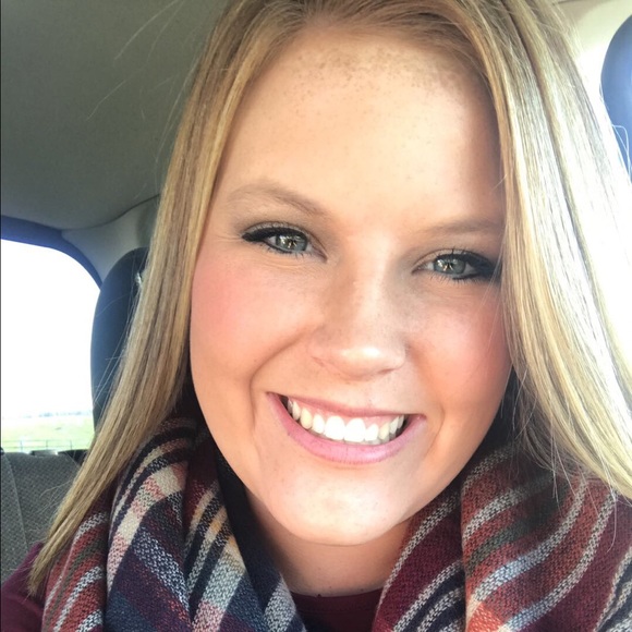 Profile Picture of Ariel Allen (@arielallen_2014) on Poshmark