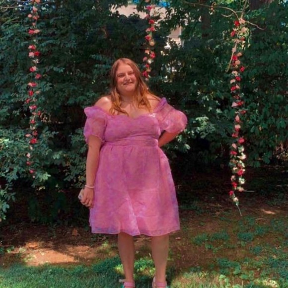 Profile Picture of Elizabeth Scheibner (@elizabeth_s521) on Poshmark