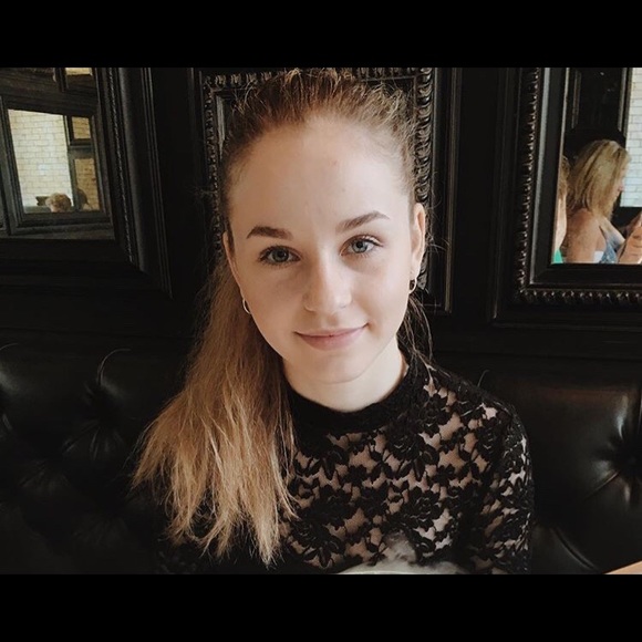 Profile Picture of Hannah Woosley (@h_woosley) on Poshmark