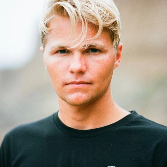 Profile Picture of ! travis Schloderer (@travisschlo) on Poshmark