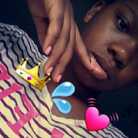 Profile Picture of Celeena Wright (@celeenaiscold) on Poshmark