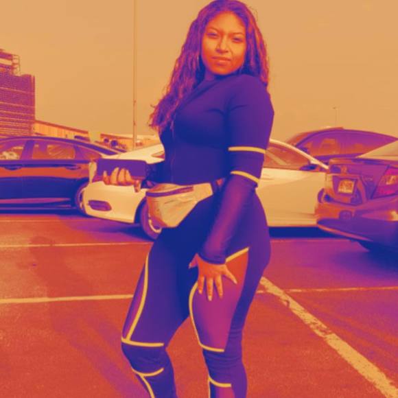Profile Picture of Melissa Monet (@melissaxx28) on Poshmark
