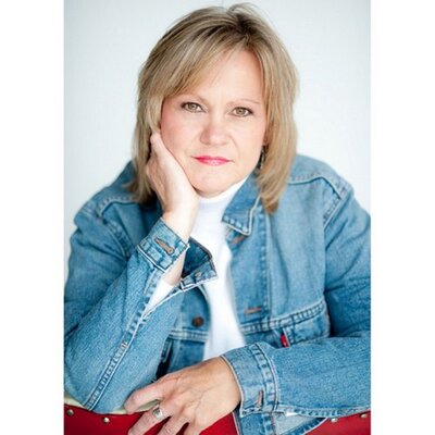 Profile Picture of Lindsay Gates (@lindsaybhvnk) on Twitter