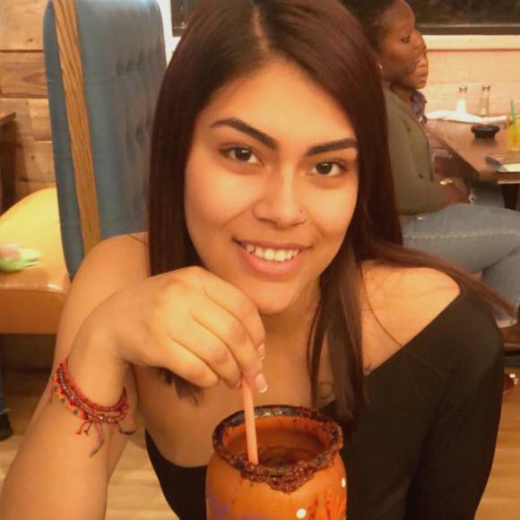 Profile Picture of Daniela Nieves (@daniela_nieves) on Poshmark