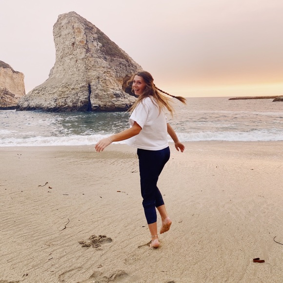 Profile Picture of Ana Iordachescu (@anaiorda14) on Poshmark