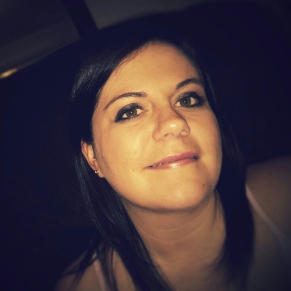 Profile Picture of Tabitha Martin (@cupcakesunshine) on Poshmark