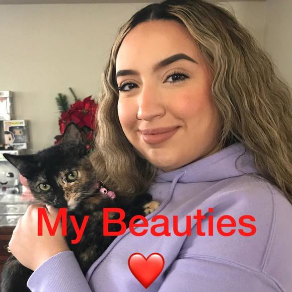 Profile Picture of Blanca Ortiz (@bortiz0220) on Poshmark