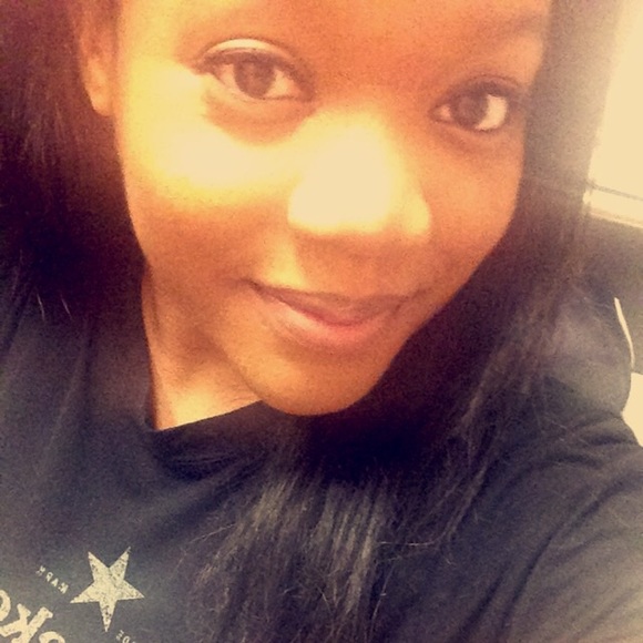 Profile Picture of Bianca Watson (@_honeyybee) on Poshmark