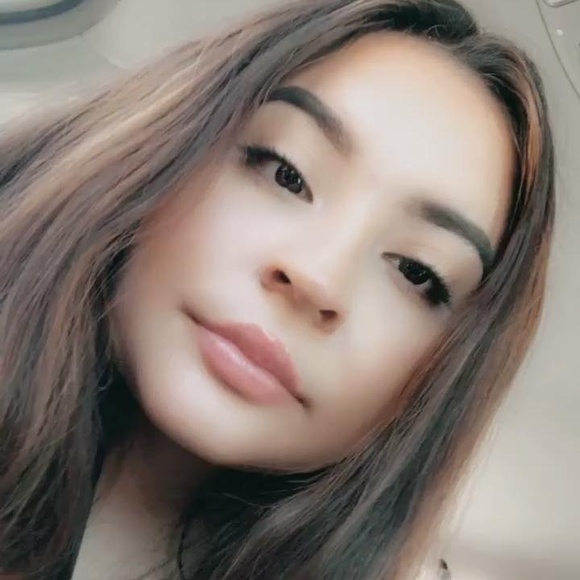 Profile Picture of Daniella Alvarez (@daniellaalva551) on Poshmark