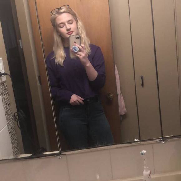 Profile Picture of Chloe Thierstein (@cthierst) on Poshmark