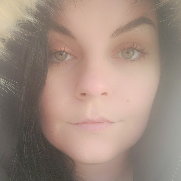 Profile Picture of Huwena Maria (@huwena) on Poshmark