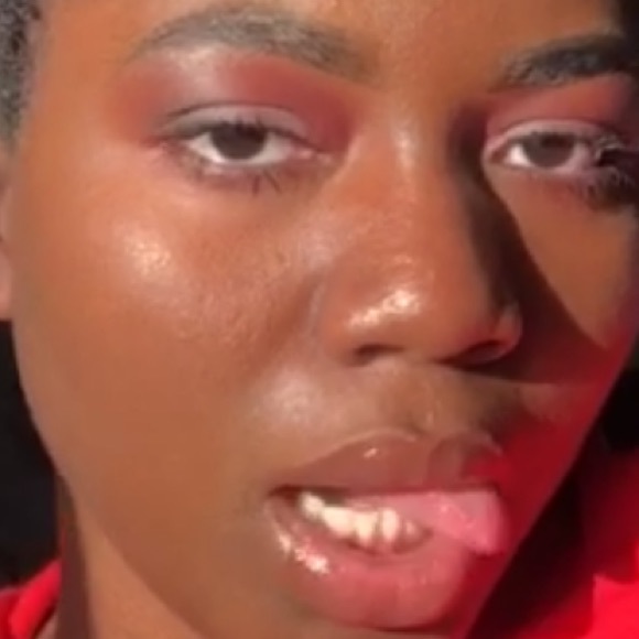 Profile Picture of Hannah Bates (@hannahgirrrrll) on Poshmark