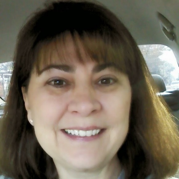 Profile Picture of Lisa Keeman (@lisakeeman) on Poshmark