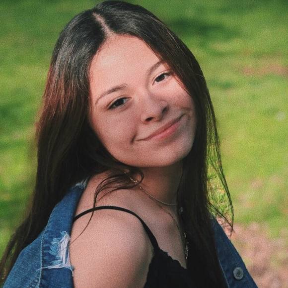 Profile Picture of Daniela Suhul (@danielasuhul) on Poshmark