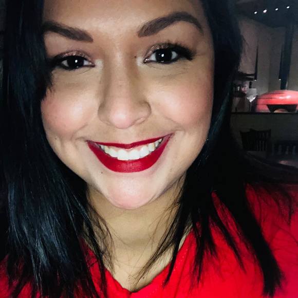 Profile Photo of Iris Jimenez (@iij2528) on Poshmark