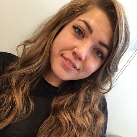 Profile Picture of Hannah Graebner (@hgraebs) on Poshmark