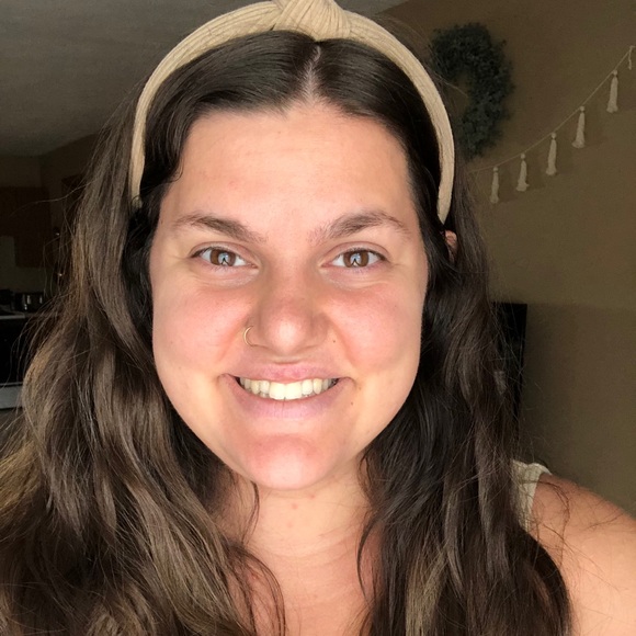 Profile Picture of Isabella Pixton (@isabellapixton) on Poshmark