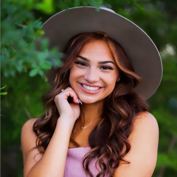 Profile Picture of Analice Pursley (@analice_beach) on Poshmark