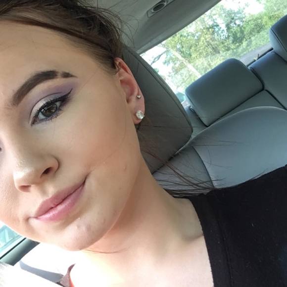 Profile Picture of Amelia Murphy (@amelialee364) on Poshmark
