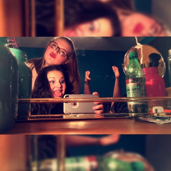 Profile Picture of Lyndsie Maile (@lulu_bearrrrrrr) on Poshmark