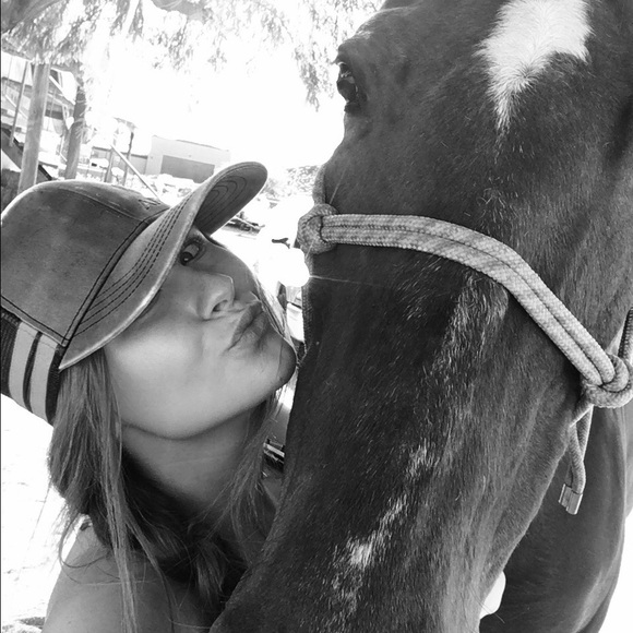 Profile Picture of Savannah Harper (@savharper123) on Poshmark