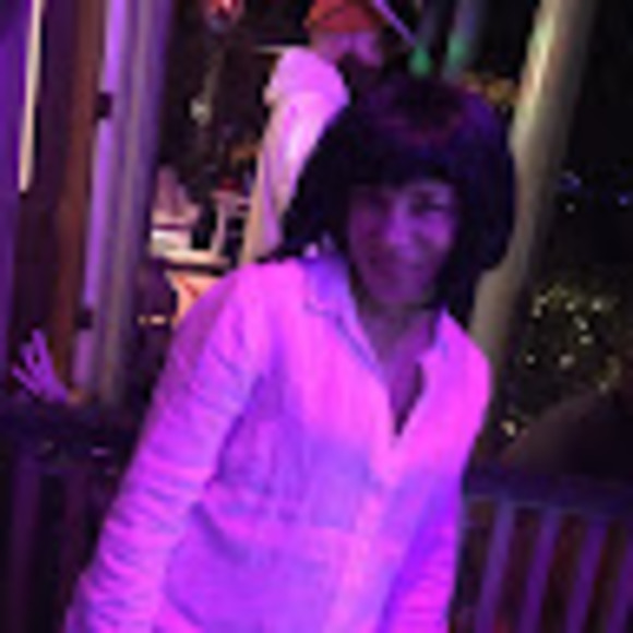 Profile Picture of Deni Cauvin (@denicauvin) on Poshmark