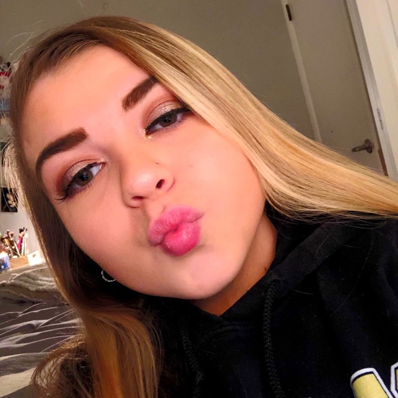 Profile Picture of Danielle Andreolas (@dna2001) on Poshmark