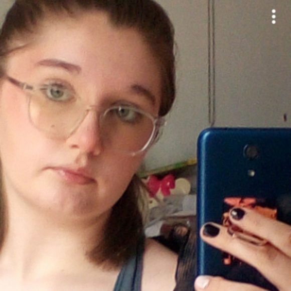 Profile Picture of Isabelle Hulsizer (@izzy_hulsizer) on Poshmark