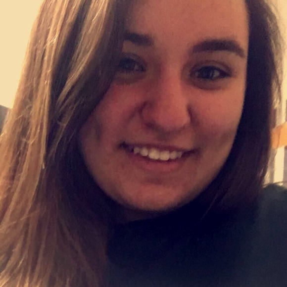 Profile Picture of Carly Rhome (@carlyyyy25) on Poshmark