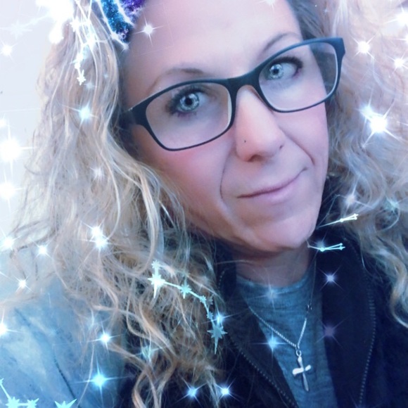 Profile Picture of Heather Archard (@heatherelena20) on Poshmark