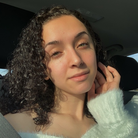 Profile Picture of Domionna Gallion (@domixo_) on Poshmark