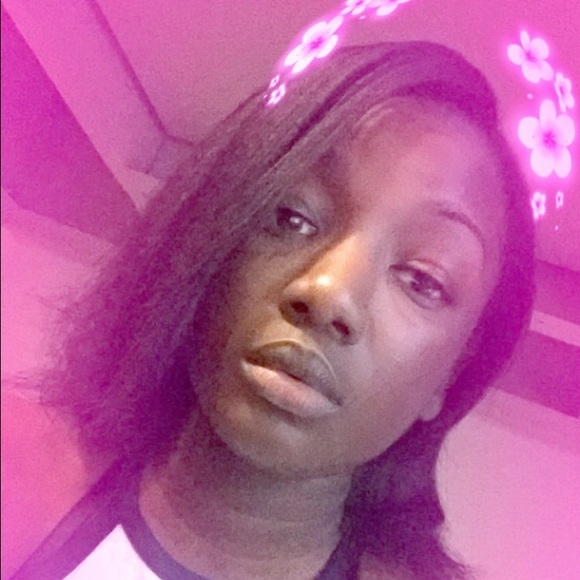 Profile Picture of Jennifer Figaro (@figarojen) on Poshmark