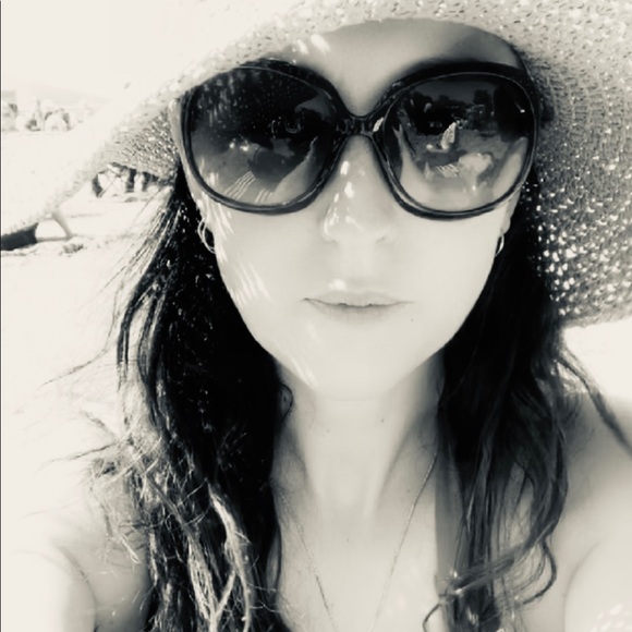 Profile Picture of Rebecca Paros (@bexshine) on Poshmark