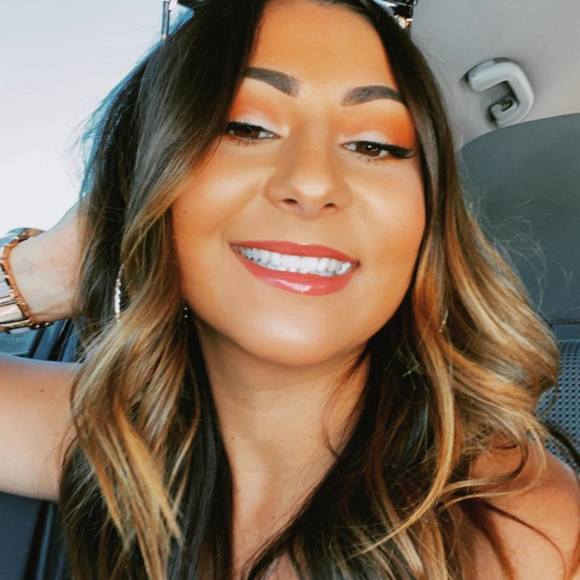 Profile Picture of Isabel Quiroz (@izziquiroz) on Poshmark